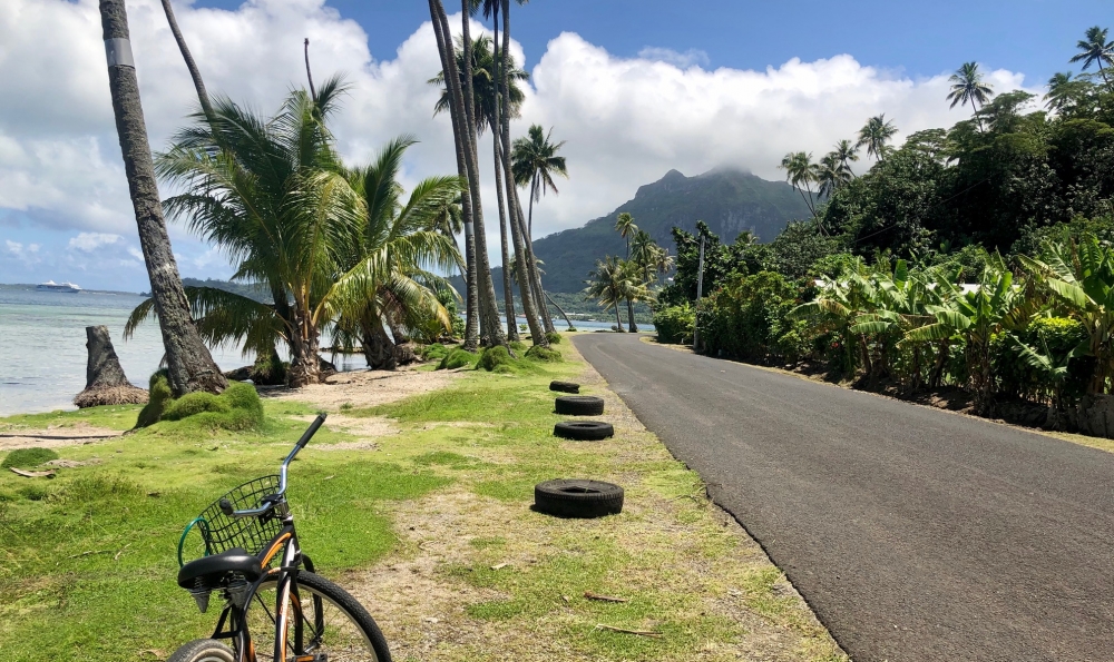 ボラボラ島で絶景を眺めながら、レンタサイクル"